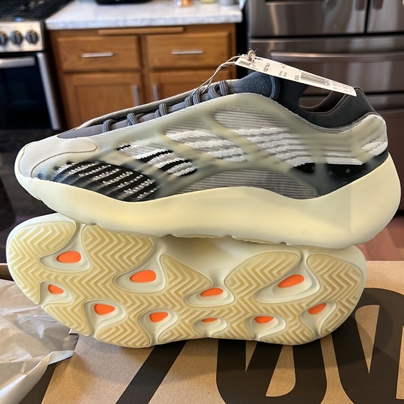 Yeezy 700 size 10